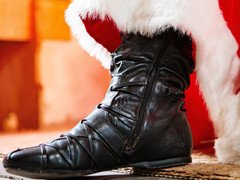 ShakespeareBT's tweet photo. Look who's visiting Hall's Croft this December?  Each child meeting Father Christmas between  7-8 and 14-15 December will receive a gift with a personalised name tag and can enjoy free biscuit decorating.  We look forward to welcoming you. Book here: https://t.co/oJ59QW4GD0 https://t.co/j2in6K71ui