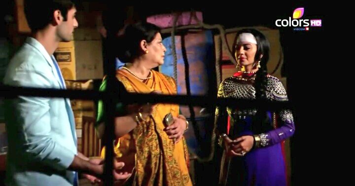 HellyTurkey's tweet photo. Bende onu üzmek istemiyorum. Annem bilseydi bana izin verirdi... #BıçakSırtı #Swaragini #Ragini #HellyShah #Helly #varunkapoor #Varun #Sanskaar #SwaSan #HeRun #TanimaSen #Shobha https://t.co/FEm1xbE6KN