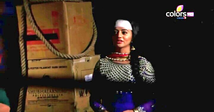 HellyTurkey's tweet photo. Bende onu üzmek istemiyorum. Annem bilseydi bana izin verirdi... #BıçakSırtı #Swaragini #Ragini #HellyShah #Helly #varunkapoor #Varun #Sanskaar #SwaSan #HeRun #TanimaSen #Shobha https://t.co/FEm1xbE6KN