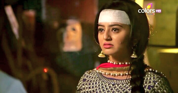 HellyTurkey's tweet photo. Bende onu üzmek istemiyorum. Annem bilseydi bana izin verirdi... #BıçakSırtı #Swaragini #Ragini #HellyShah #Helly #varunkapoor #Varun #Sanskaar #SwaSan #HeRun #TanimaSen #Shobha https://t.co/FEm1xbE6KN
