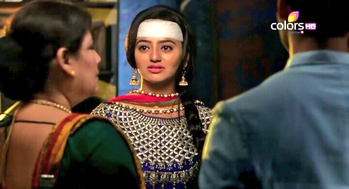 HellyTurkey's tweet photo. Bende onu üzmek istemiyorum. Annem bilseydi bana izin verirdi... #BıçakSırtı #Swaragini #Ragini #HellyShah #Helly #varunkapoor #Varun #Sanskaar #SwaSan #HeRun #TanimaSen #Shobha https://t.co/FEm1xbE6KN