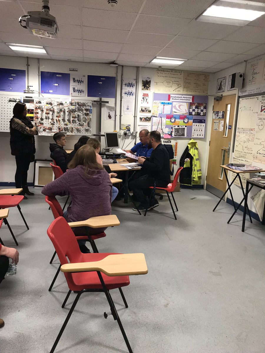 GowerCollegeSwa's tweet photo. A new format to our Tycoch open evening tonight as different subject areas opened up their classrooms #gcsguarantee #yourgcs https://t.co/4S3uxJgUXo