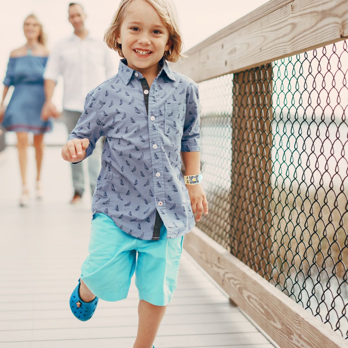 heyhoods's tweet photo. No se trata de que l@s peques disfruten menos, sino de que podamos estar tranquilos como madres y padres de que puedan jugar y estar seguros!! 

Si aún no tienes una pulsera hey para tu/s hij@/s ¡aprovecha que tenemos el envío gratuito a domicilio!

🙂👉🏻https://t.co/C8tPgfHhUR https://t.co/A1F0YEbhk4