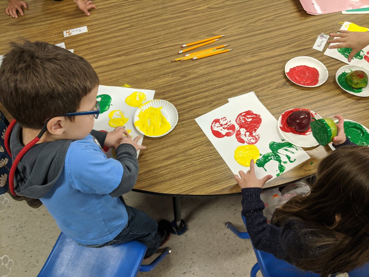 LPPwithMrsT's tweet photo. After cutting open some apples to check out the inside, we used them to create apple prints! @LittlePanthers1 #pawsitivepanthers #npspanthers https://t.co/xo5RLAQIpQ