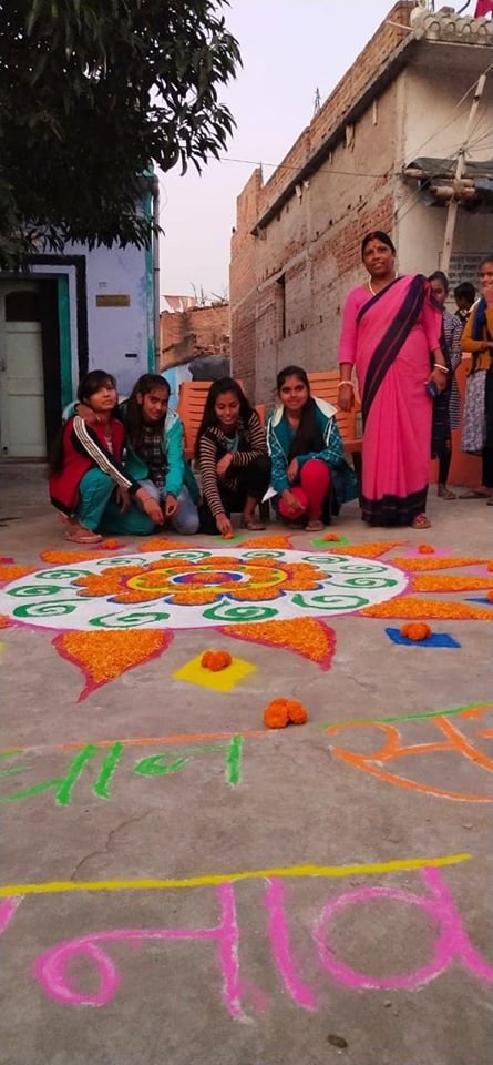ceojharkhand's tweet photo. कोड���मा: जिले के विभिन्न विद्यालयों और आगनबाड़ी सेंटर में स्वीप कार्यक्रम के अंतर्गत रंगोली प्रतियोगिता का आयोजन किया, जिसमें स्कुली बच्चों ने मनमोहक रंगोली बनाकर मतदान के प्रति लोगों को किया जागरूक।
#JharkhandKaVoteParv #SVEEPKoderma #CEOJharkhand https://t.co/wCtd9Q22d3