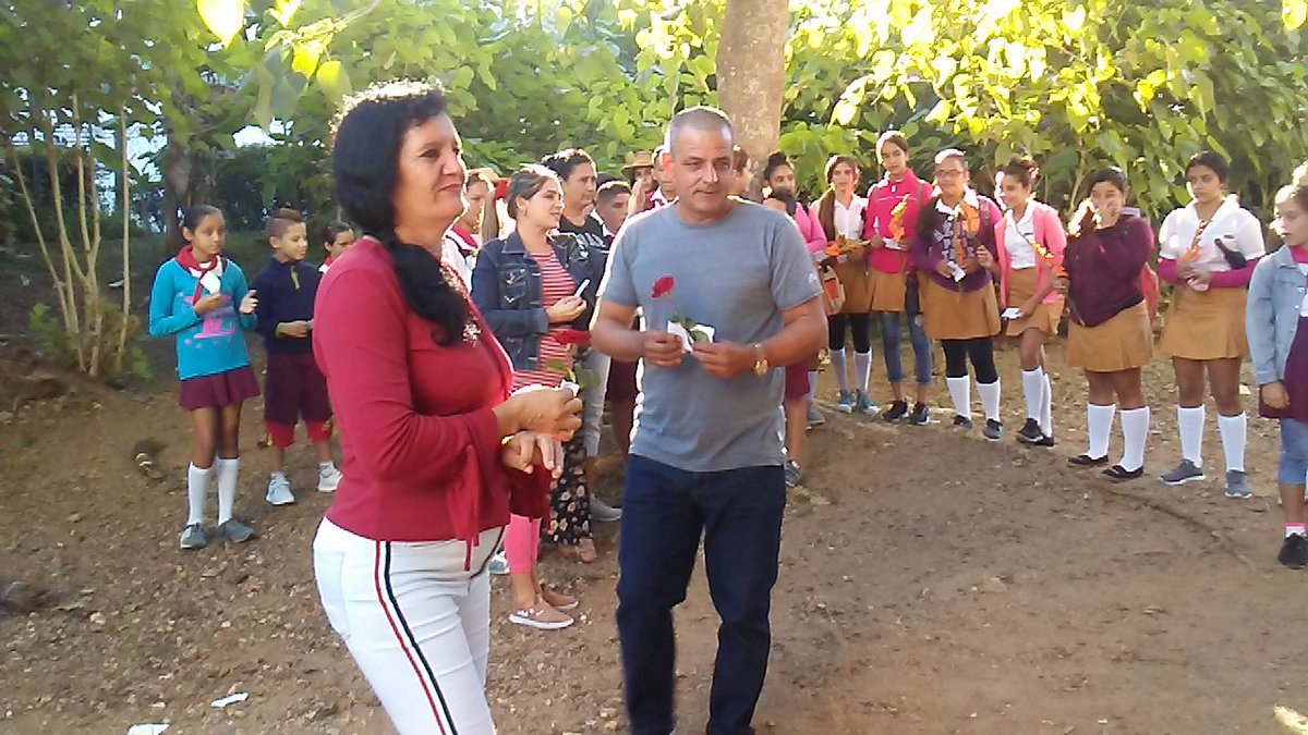 DmeCifuentes's tweet photo. ”Si tienes que poner a alguien en un pedestal, pon a los maestros. Son los héroes de la sociedad•”Apertura de la Jornada del Educador en la ENU Carmen Hernández. FELICIDADES EDUCADORES #VamosPorMás #SomosCuba @educvillaclara @CubaMined @SerranoSaery @liemodpe https://t.co/LEmPG7dXPf