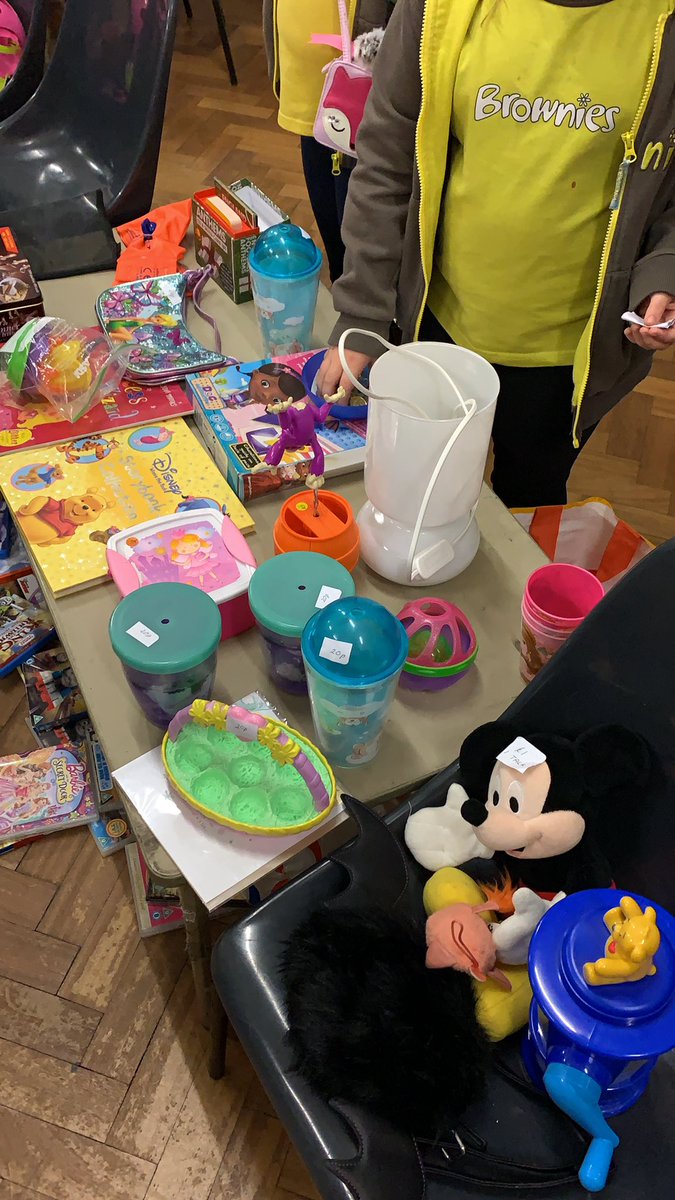 GGErithCrayDiv's tweet photo. Great to hear from @MayorOfBexley at the #BringAndBuySale hosted by #2ndBarnehurstBrownies this evening. Some great goodies on offer too!! All in support of her charity of the year to support volunteers in @LBofBexley https://t.co/42tx0LWtWP