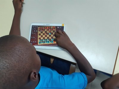 et_cm1's tweet photo. On se présente, suite et fin pour ce jour:
Nous faisons bcp d'activités en plus des cours: aquatiophilie, système d asuaponie, chorale, théâtre, on débute dans les tablettes et le jeu d'échecs...même qu'on peut encore mettre un échiquier à l'envers 😊
#CoinEchecs https://t.co/NUKNz0l8ki