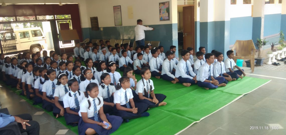 जिला पुलिस धमतरी आज दिनांक 18-11-19 जवाहर नवोदय विद्यालय कुरुद में अतिरिक्त पुलिस अधीक्षक धमतरी के उपस्थिति मे "स्टूडेंट पुलिस कैडेट "(एस.पी.सी.)का हुआ आउटडोर प्रशिक्षण कार्यक्रम हुआ।