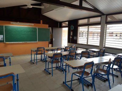 et_cm1's tweet photo. On se présente, suite et fin pour ce jour:
Nous faisons bcp d'activités en plus des cours: aquatiophilie, système d asuaponie, chorale, théâtre, on débute dans les tablettes et le jeu d'échecs...même qu'on peut encore mettre un échiquier à l'envers 😊
#CoinEchecs https://t.co/NUKNz0l8ki