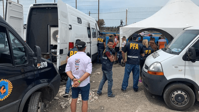 Pueblum's tweet photo. Detienen en un country de Pilar a empresario acusado de trata de personas https://t.co/VY09mxsj8F https://t.co/IhLGAAIxJ2