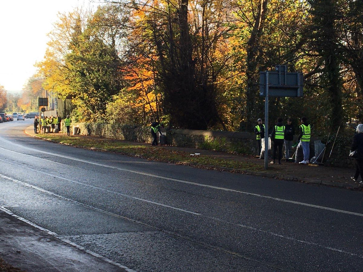 @ColaisteEanna A huge 🙏 @ColaisteEanna TY for helping us today on #Ballyboden Rd. Over 100 bags of leaves collected 4  #leafmould #compost & footpaths swept 👍 @GetfresNial @glendoherpark @FonthillRes @socialrecycle @sdublincoco @Bodengaa @Dept_CCAE @EPAWasteRes @Stop_Food_Waste @KnocklyonNet