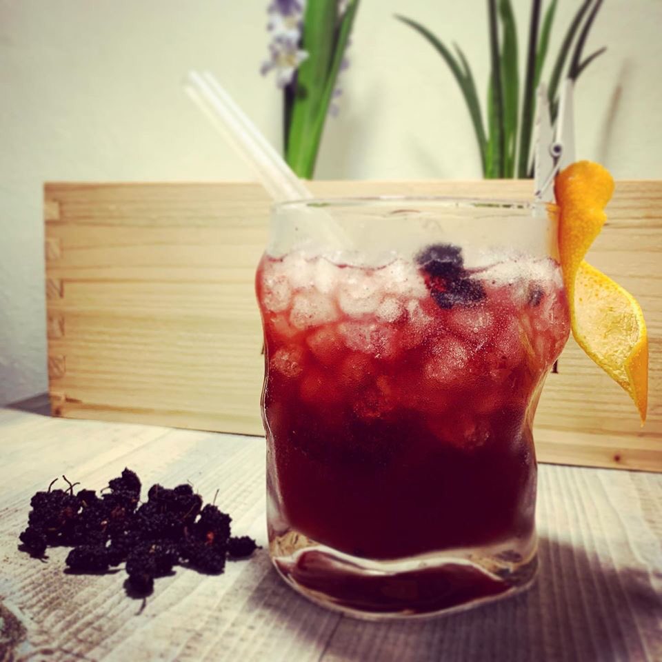 MuseoSeta's tweet image. Questa sera è Bar Centrale chillout café che sperimenta un aperitivo con i De.Co.: gin tonic alle more di gelso di #Racconigi!
#racconigibuonadagustare