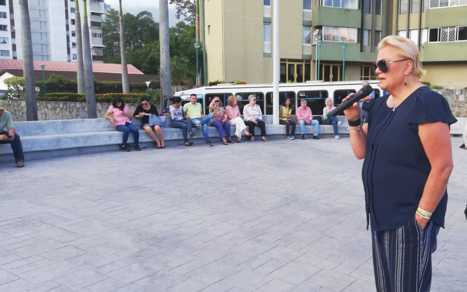 #AHORA Astrid Aguilar, presidenta de <a href="/ASONARANJOS2018/">ASONARANJOS</a>, recuerda cómo hace dos semanas, el #5Nov, vieron la casa de la familia Tugues quemarse sin poder hacer nada. Denuncia que la condición de Los Bomberos de El Cafetal es deplorable.