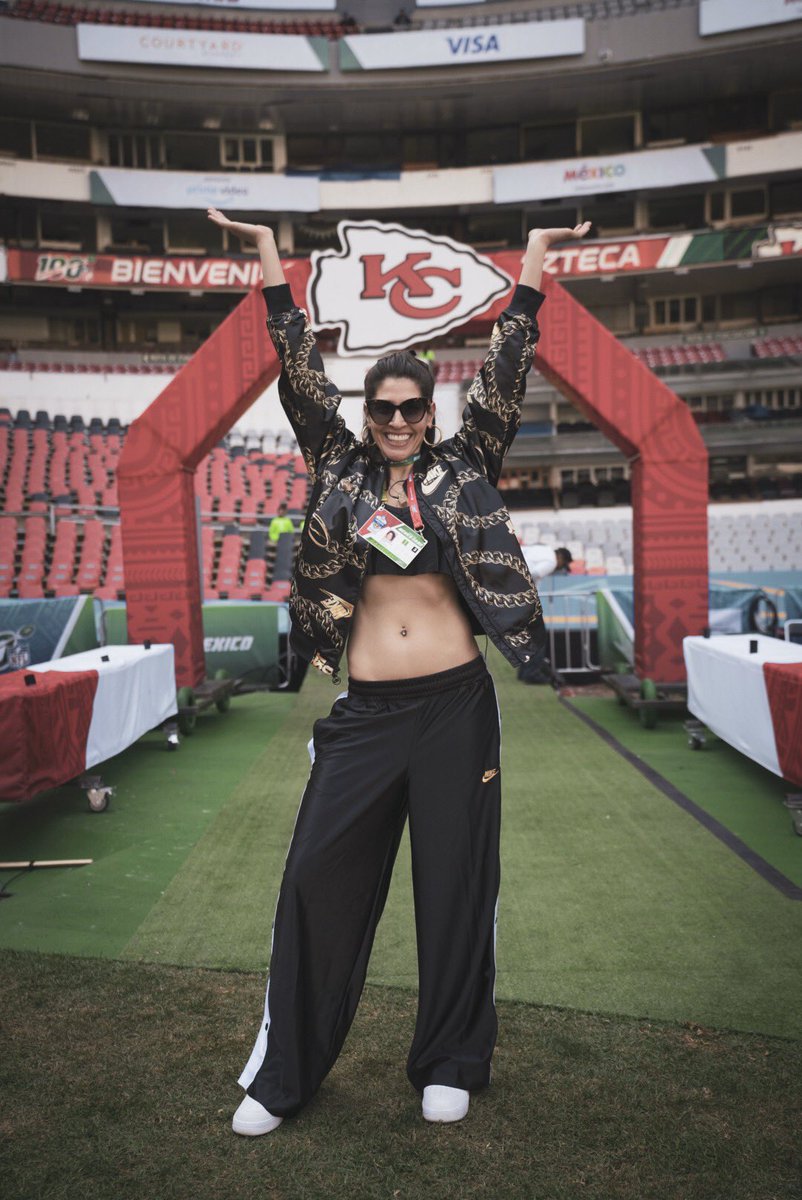 haashoficial's tweet photo. SOUNDCHECK para el partido de CHIEFS vs CHARGERS de #MondayNightFootball ❤️💙 ! @NFL 
@nflmx 🏈🎤💃🏼💃🏻 https://t.co/v2nkJsj2cS