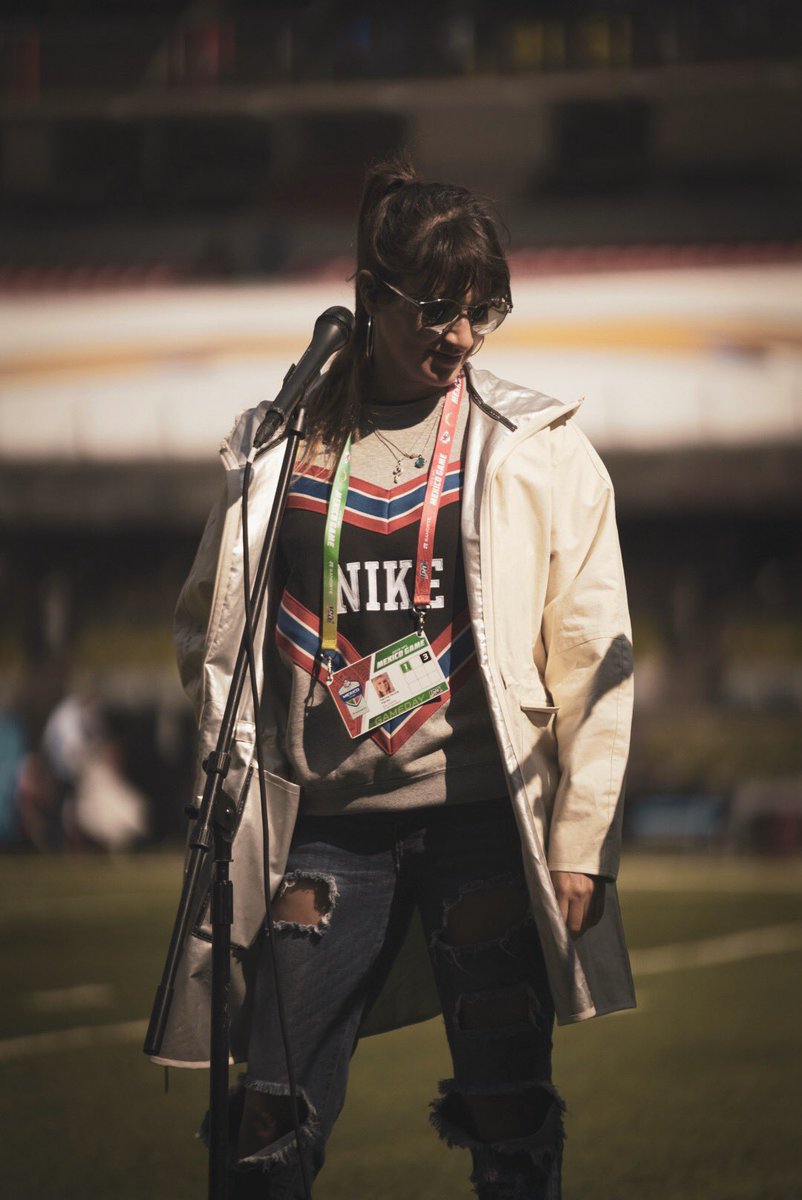 haashoficial's tweet photo. SOUNDCHECK para el partido de CHIEFS vs CHARGERS de #MondayNightFootball ❤️💙 ! @NFL 
@nflmx 🏈🎤💃🏼💃🏻 https://t.co/v2nkJsj2cS
