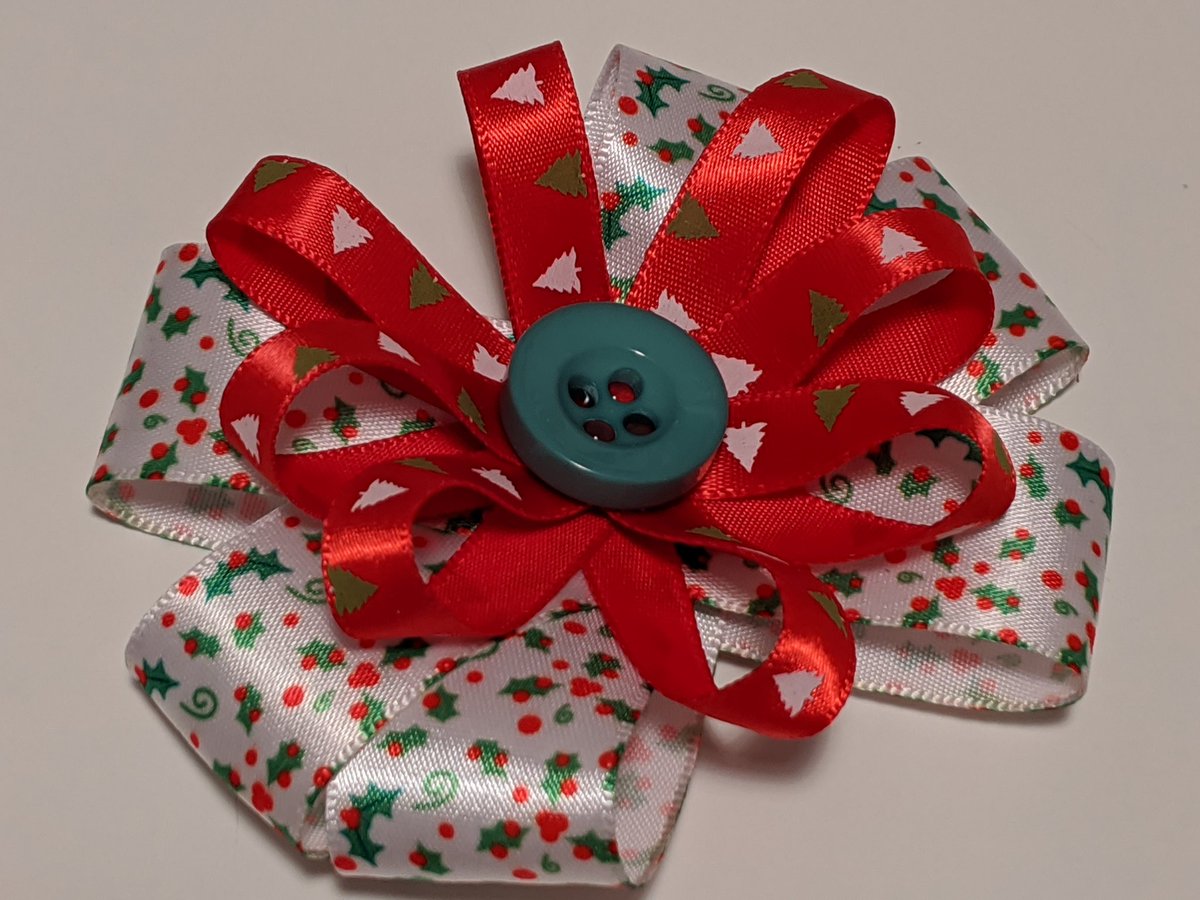 TonyaClassEmb's tweet photo. New hand made festive hair bows... available now £2.50 each 🧵 https://t.co/tmvwYyHleh