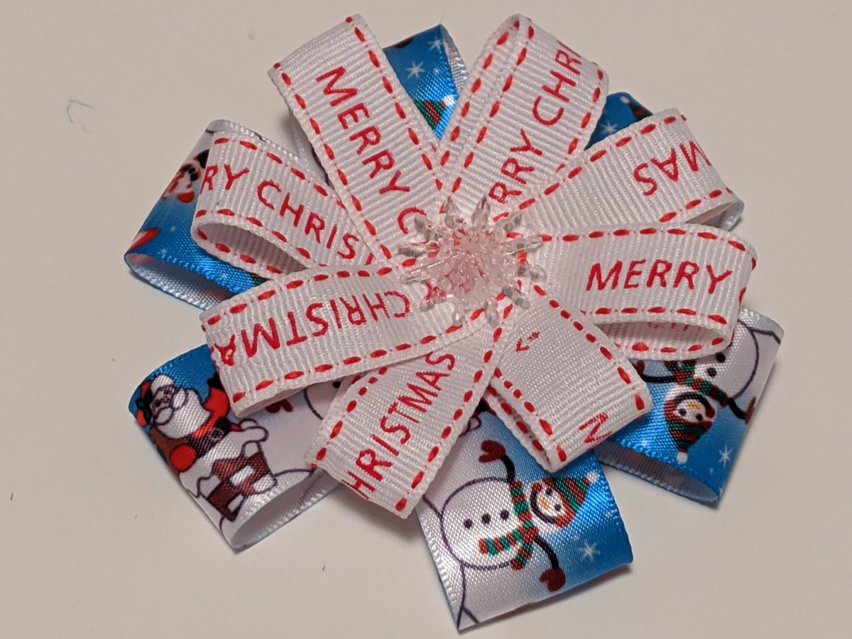 TonyaClassEmb's tweet photo. New hand made festive hair bows... available now £2.50 each 🧵 https://t.co/tmvwYyHleh