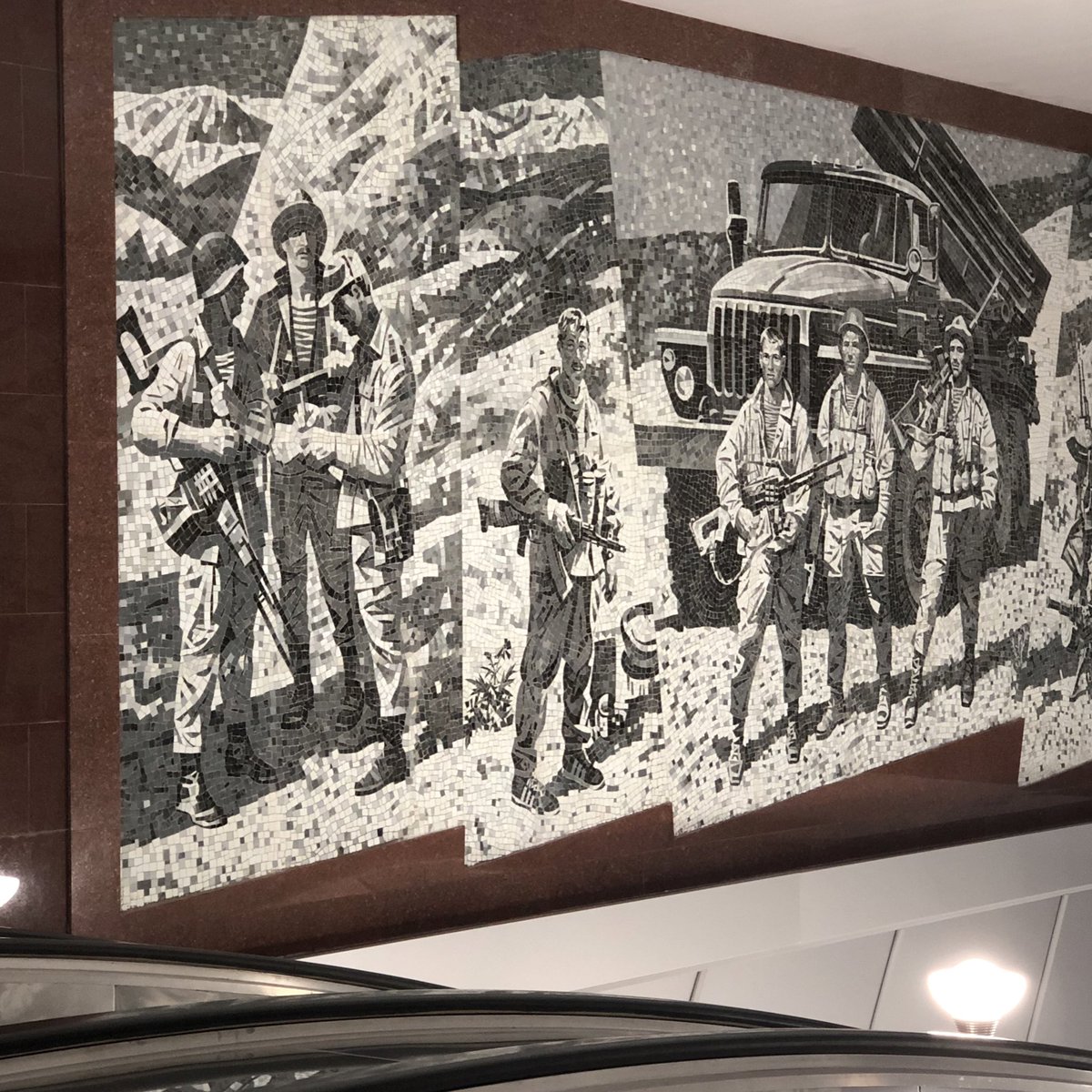 Vusality's tweet image. А вы знали, что солдат выгравированный на новой странице метро «Проспект Славы» носил адидасы?