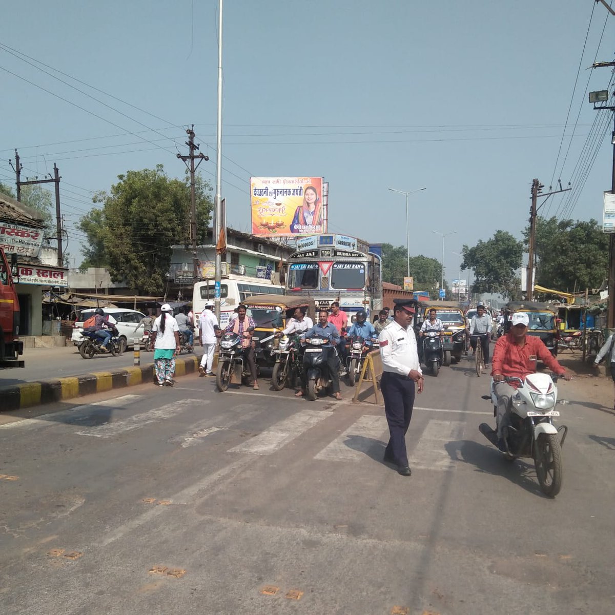 धमतरी पुलिस *रेडक्रॉस वालेंटियर्स एवं शक्ति टीम ने किया लोगों को यातायात नियमों के प्रति जागरूक,सड़क सुरक्षा समिति की बैठक में लिए गए निर्णय के अनुसार रेडक्रॉस वालेंटियर्स द्वारा एवं शक्ति टीम ने जिले में सड़क सुरक्षा एवं यातायात व्यवस्था में सुधार लाने हेतु जन जागरण अभियान शुरू