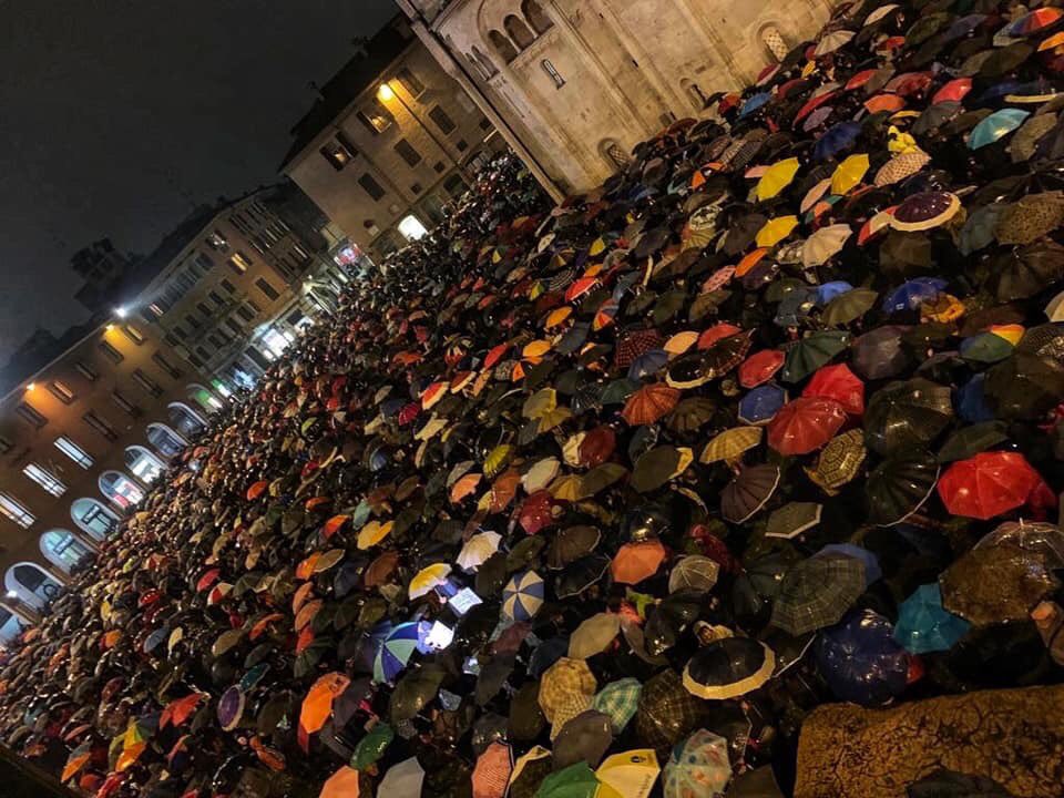 AndreaMarcucci's tweet photo. Le prossime elezioni regionali in Emilia Romagna non saranno centrosinistra contro destra. 
In piazza a Bologna, ed ora anche a Modena, c’è un popolo che difende le proprie tradizioni, il livello dei suoi servizi, la propria qualità della vita #modenanonsilega https://t.co/3suBZAy4hf