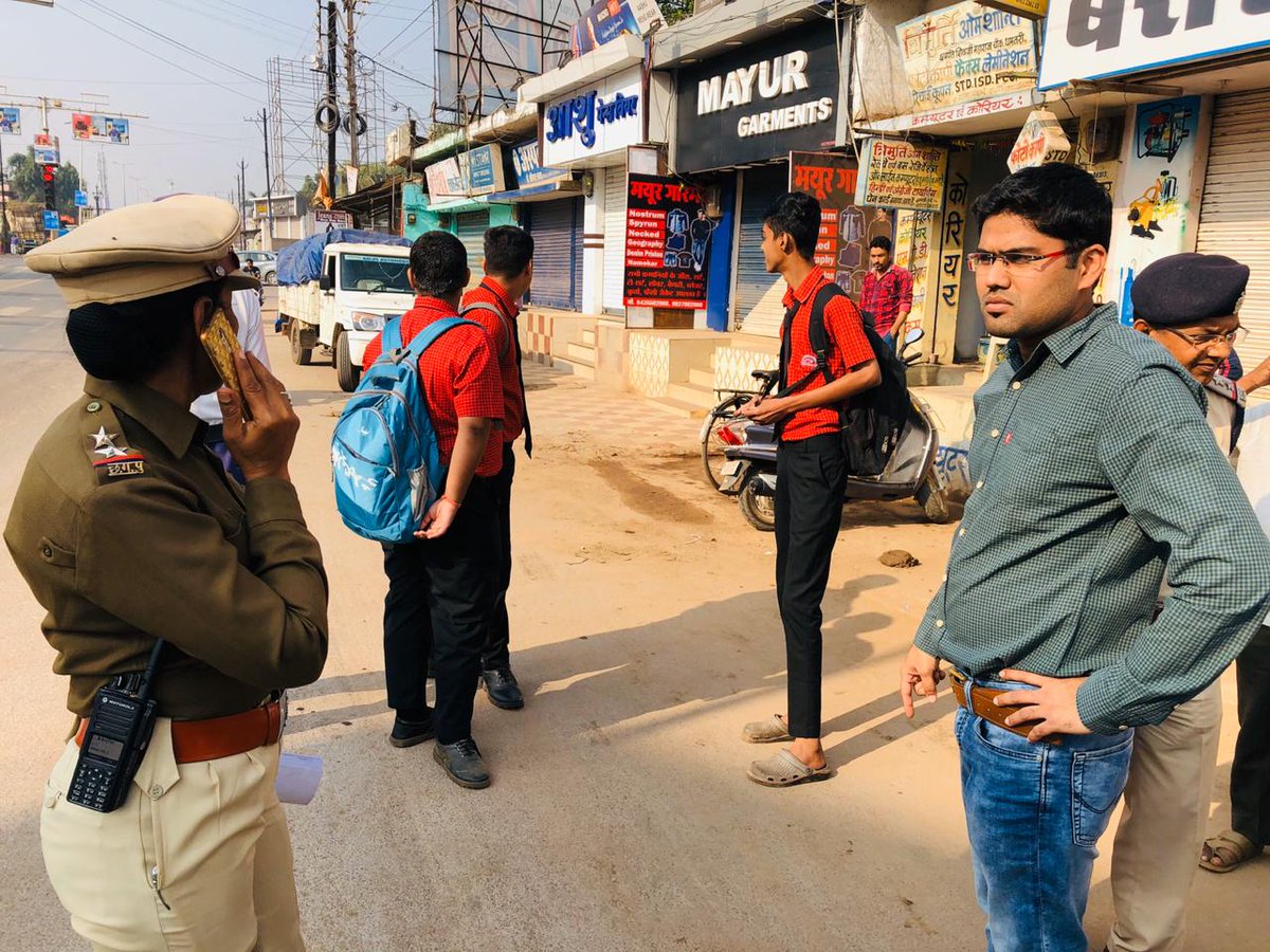 *जिला पुलिस धमतरी*
*यातायात पुलिस धमतरी एवं परिवहन विभाग की संयुक्त कार्यवाही,कुल19 चालानी कार्यवाही*पुलिस अधीक्षक धमतरी श्री बी.पी.राजभानू के निर्देशन में एवं अतिरिक्त पुलिस अधीक्षक धमतरी के मार्गदर्शन में आज परिवहन विभाग एवं यातायात पुलिस टीम के द्वारा की गई संयुक्त कार्यवाही।