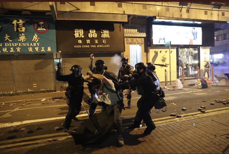 Five Hong Kong police are beating a #HongKongProtester with ’minimum force’.
#hongkongpolicebrutality 
#PolyUHK