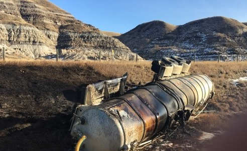 dinosaurvalley's tweet photo. UPDATE to HIGHWAY 10
Highway 10 east of the Hoodoos is closed to all traffic due to a tanker turn over. Please avoid the area. #ABHighways @511Alberta https://t.co/6n3bELedee