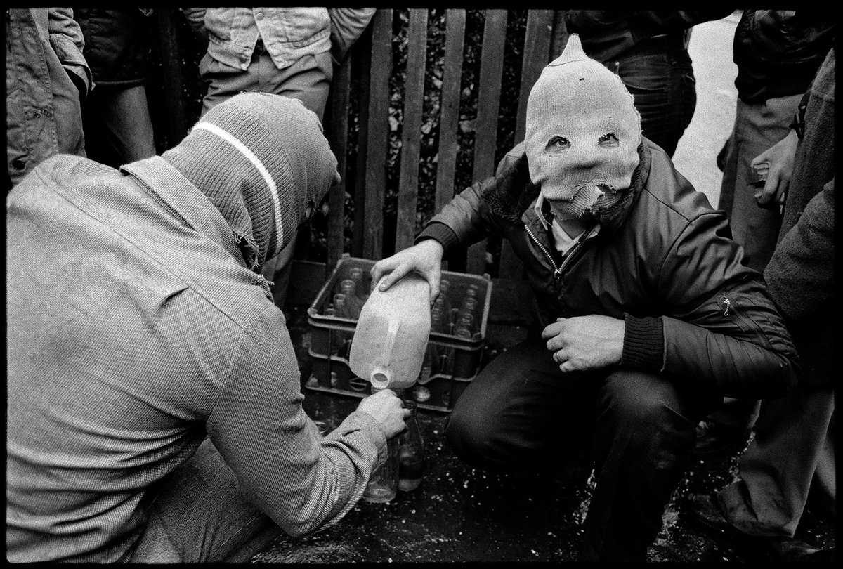 YourWullie's tweet photo. French photojournalist Yan Morvan was covering Northern Ireland during the hunger strikes and was in country when Bobby Sands passed away. Here are some of Yan's images from his book 'Bobby Sands', which is available from André Frère Editions
https://t.co/Zxwv2S7bc7 https://t.co/pvWdMveoME