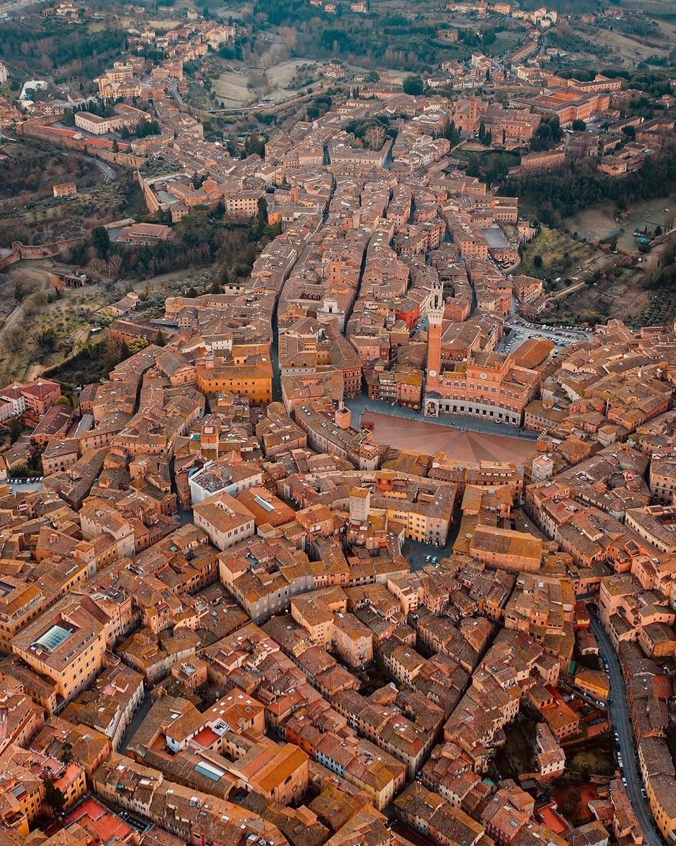 Il best of #igersitalia di oggi è di danieleragazzini
•
Oggi con questo scatto 'sorvoliamo'  il cuore della Toscana e vi portiamo alla scoperta della città di #Siena.
•
#igerssiena #igerstoscana