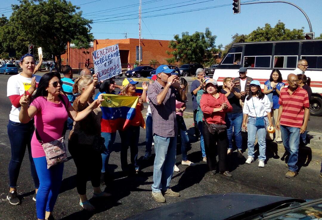 MariaMachado06's tweet photo. Hoy acompañamos la protesta frente al CC Metrópolis Parroquía Juan de Villegas en Barquisimeto, por la grave crisis de los servicios públicos: constantes cortes de luz, sin agua, sin transporte, no hay gas para cocinar. Todas las luchas una sola lucha #VenezuelaSeLevanta https://t.co/HLa0ZclaE4