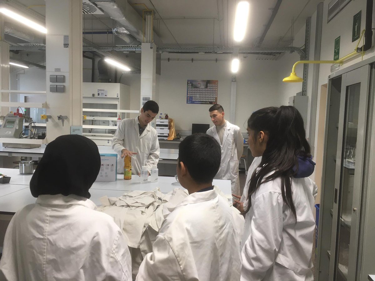 UpcAiche's tweet photo. Amb motiu de la Setmana de la Ciència des de la Taca d'Oli es va fer un taller d'elaboració de sabó a alumnes de 2on d'ESO de l'Institut Escola La Mina al campus @eebe_upc #SC19CAT https://t.co/ZHKfemDX3s