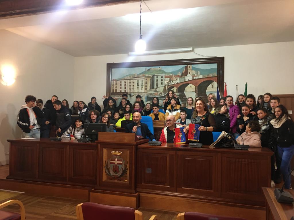 IESPabloDiez's tweet photo. El teniente de alcalde de Bosa nos recibe en nuestra estancia dentro del proyecto #ErasmusPlus #KA229 #Euroentornos #Euroenvironments
Buscando estrategias comunes para "llenar" nuestra #EspañaVaciada que no es un problema exclusivo de nuestro país. https://t.co/pVNEPzLy8x