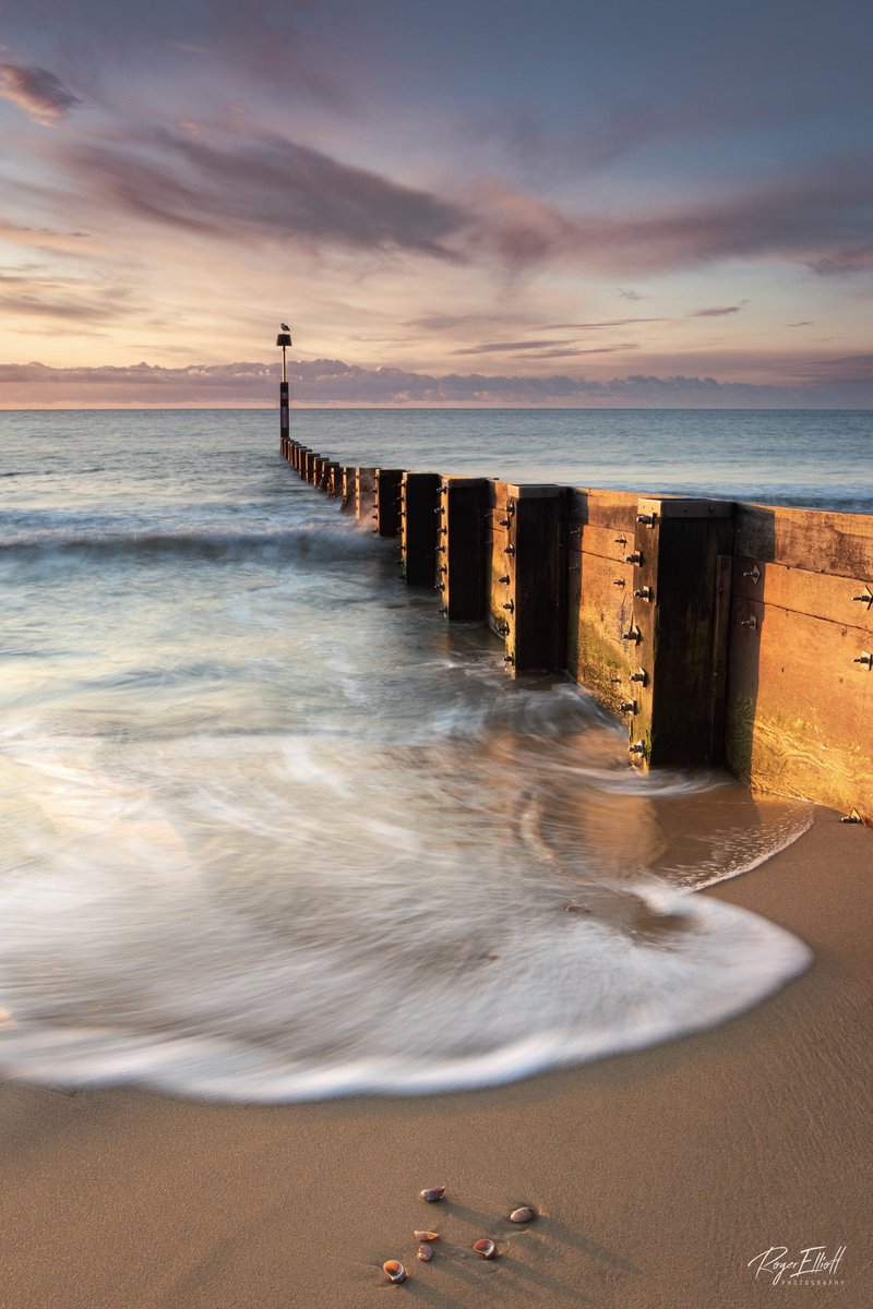 REPhotography7's tweet photo. The Golden Groyne. @LEEFilters @AP_Magazine @Fotospeed #Dorset #Bournemouth #beach #sunrise #MondayMorning https://t.co/6lkP68P08j
