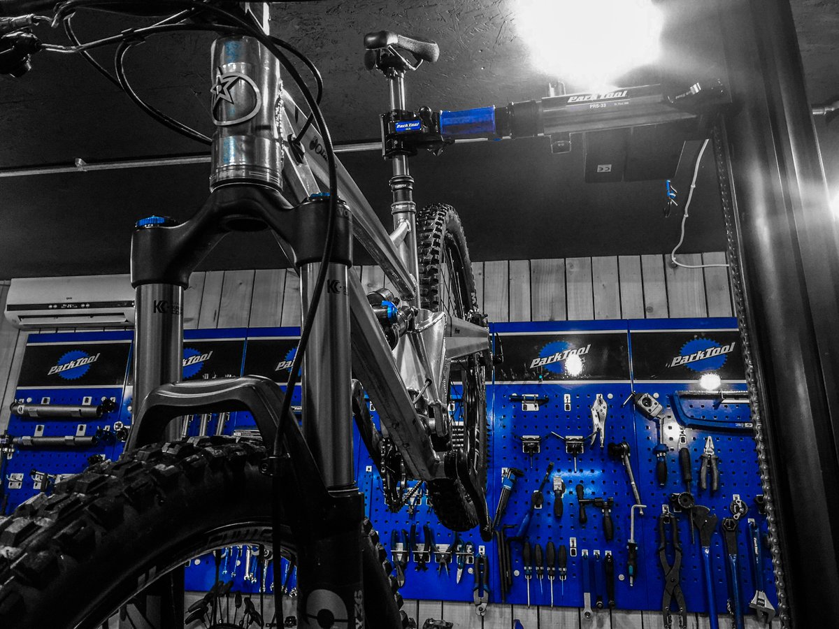 3PeaksCycles's tweet image. A bit of Orange Five tweaking in the workshop this afternoon. #orangebikes #orangefive #bikeworkshop #parktools #hopetech