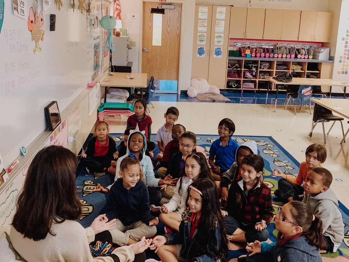 MsGsCuties's tweet photo. We ❤️ when Ms. Carney comes to visit! We learned some important things about being responsible and practiced some deep breathing exercises 🧘🏽‍♀️🌬 @MDE_Stars #SocialEmotionalLearning https://t.co/qT3OD3n8en