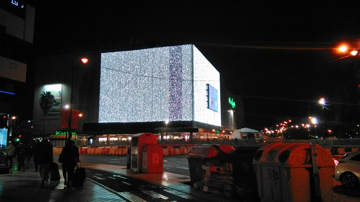 TRAPALATOR's tweet photo. Ya han puesto la cota de malla de mithrill al corte inglés de mí ciudad 😂 #Navidadiscomming https://t.co/vNR11E69my