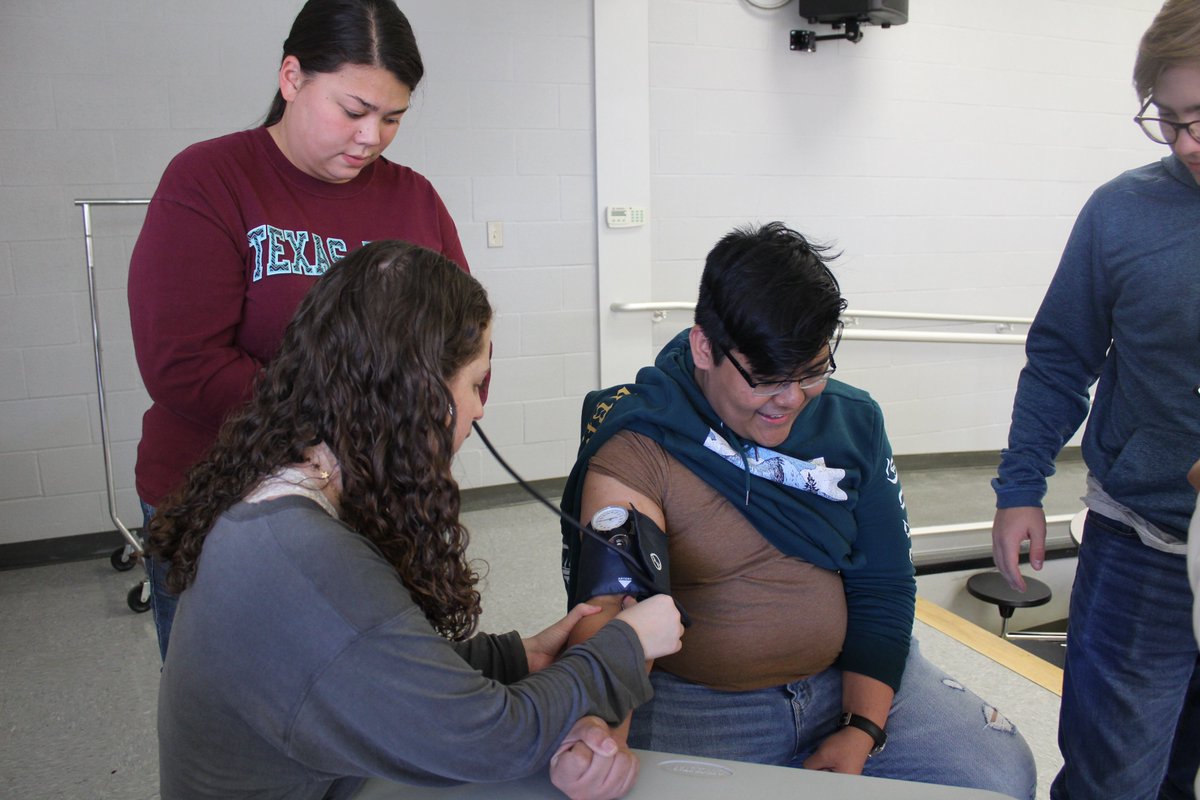 mount_school's tweet photo. This week is HOSA week, promoting our health science program &amp; students, the mission of HOSA, and service to others! Today our HOSA students practiced their skills in real-life, performing blood pressure checks on staff members &amp; students during lunch. Great work HOSA team! 🖤💛 https://t.co/OTzGdRLTS2
