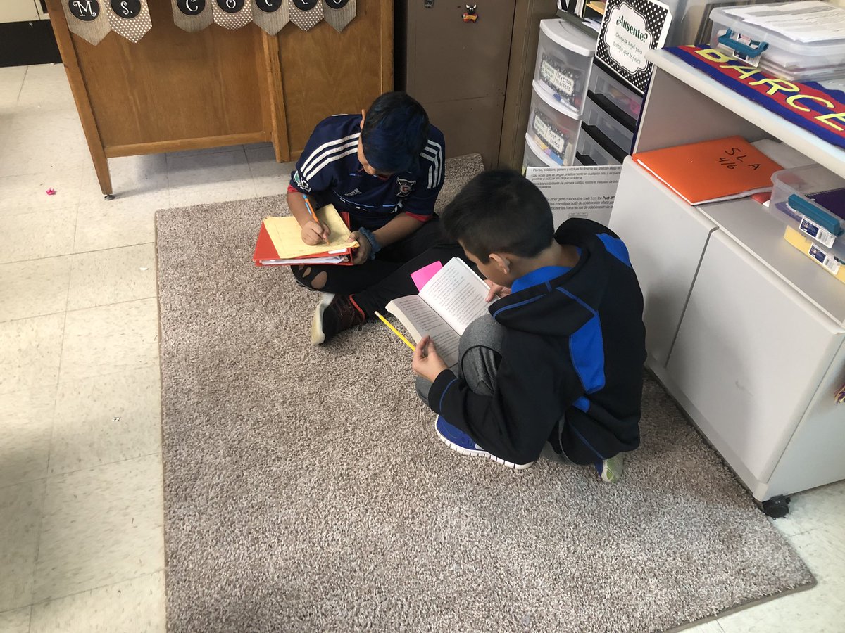 Pensando mientras leemos. Un compañero lee mientras el otro compañero escribe los pensamientos de “Me doy cuenta” o “Me pregunto” de su compañero quien está leyendo. Buen trabajo trabajando com parejas 😊 <a href="/D45Schools/">School District 45</a> <a href="/D45Jefferson/">Jefferson Middle Sch</a>