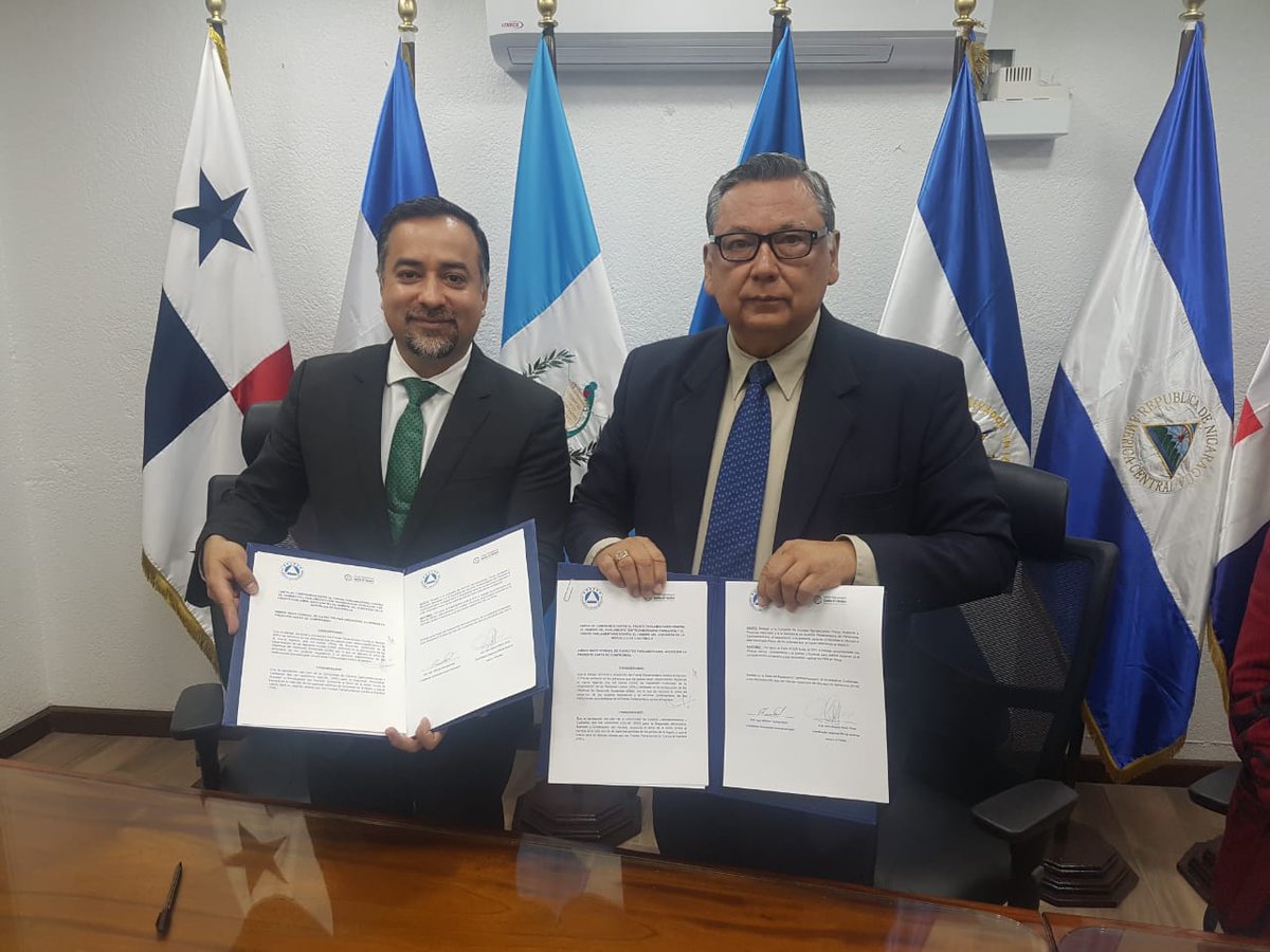 ALCsinhambre's tweet photo. 🔴HOY HOY HOY
@PARLACEN y Coord. de #ParlamentarioscontraelHambre de América Latina y el Caribe @jajofd firmaron un acuerdo para:
👉 Trabajar juntos con @sg_sica @FAOAmericas @CooperacionESP @AMEXCID por el Objetivo #HambreCero
👉 Generar alianzas con #AFROLAC y #EUROLAT https://t.co/vZVaDfr5Nj