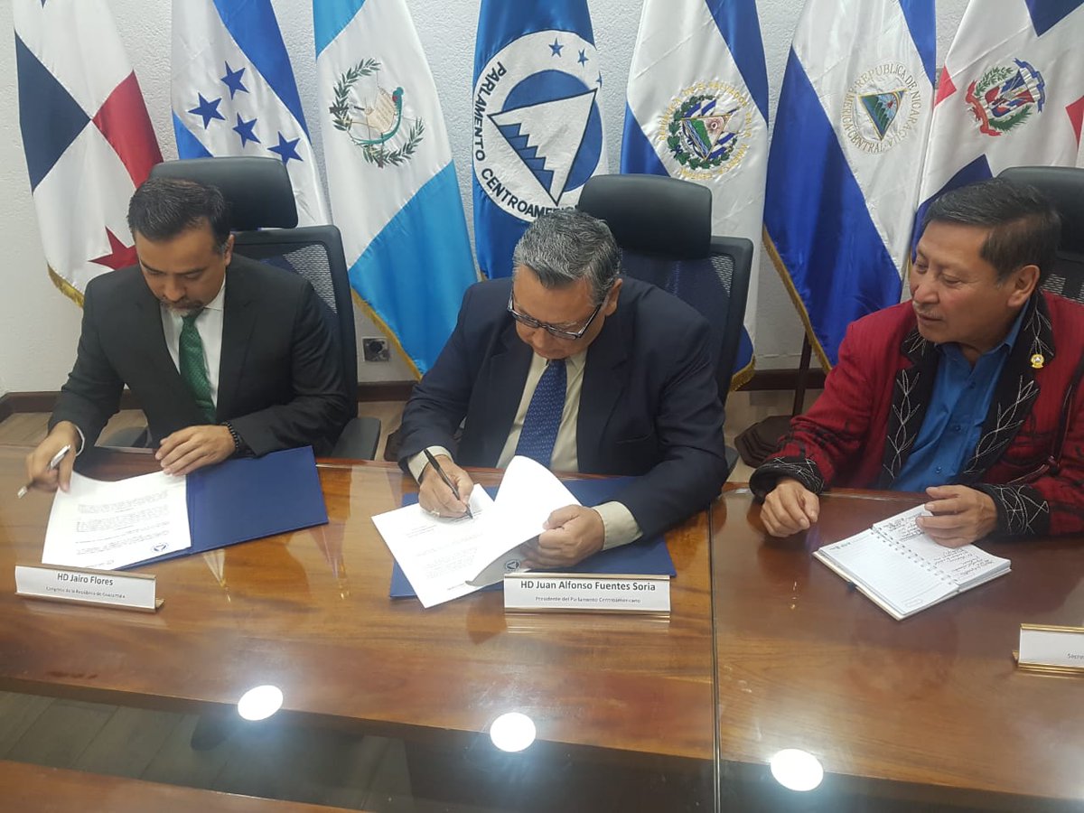ALCsinhambre's tweet photo. 🔴HOY HOY HOY
@PARLACEN y Coord. de #ParlamentarioscontraelHambre de América Latina y el Caribe @jajofd firmaron un acuerdo para:
👉 Trabajar juntos con @sg_sica @FAOAmericas @CooperacionESP @AMEXCID por el Objetivo #HambreCero
👉 Generar alianzas con #AFROLAC y #EUROLAT https://t.co/vZVaDfr5Nj