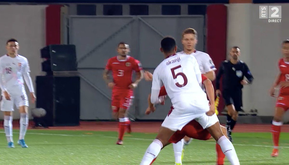 CartonRouge_ch's tweet photo. Même à l'aveugle, l'olive n'est pas passée loin
#Akanji #GIBSUI #GIBSWI #Swissfootball #Nati https://t.co/15MdK6GLnF