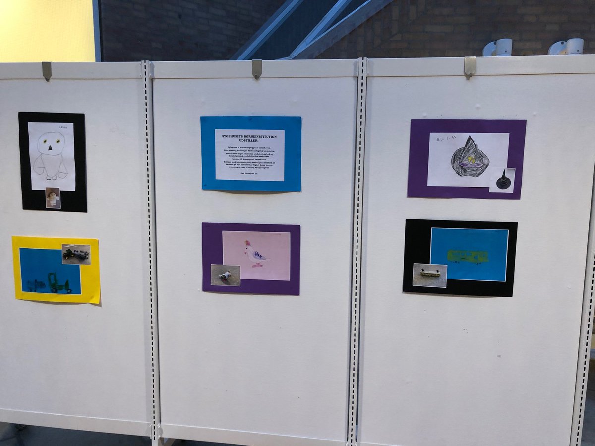 Gittesimoni's tweet photo. smukke børnetegninger pryder forhallen på Slagelse sygehus i @regionsjaelland. Kunst behøver ikke koste en formue 💪❤️ .. det er da livsbekræftende og hyggeligt https://t.co/zkpm5DmFyl