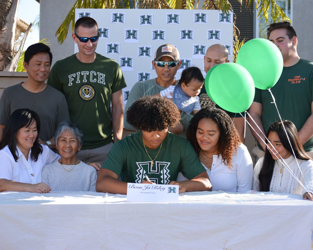 BeonRiley23's tweet photo. It’s Official! 
#FamilyOverEverything🙏🏽
#GoBows🤙🏾 https://t.co/pKTblG44O5