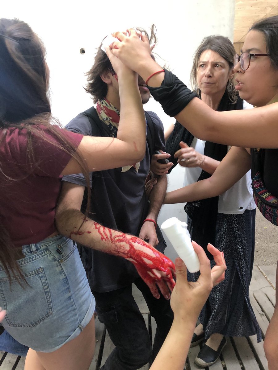Feuc's tweet photo. AHORA 🔴
Nuevamente @Carabdechile hace uso indiscriminado d la fuerza a manifestantes. Estudiante d Construcción Civil acaba d recibir un perdigón en la cabeza en Campus San Joaquín. Que no hablen de paz, mientras la represión sigue en nuestras calles.
#NoMasImpunidad #FueraRozas https://t.co/IuhwQBlmft