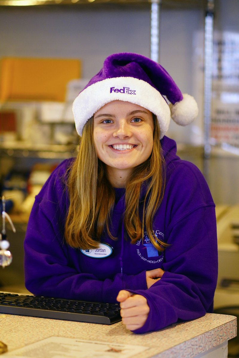 LarrySidelines's tweet photo. You never know where you'll see former Viking athletes and @GIVS_GIRLS alumnae. Jordan Pachla is ready for the Christmas season at the Island Ship Center. #spaofshipping. (Photo by @LarrySidelines) https://t.co/DT4FOsKcKQ