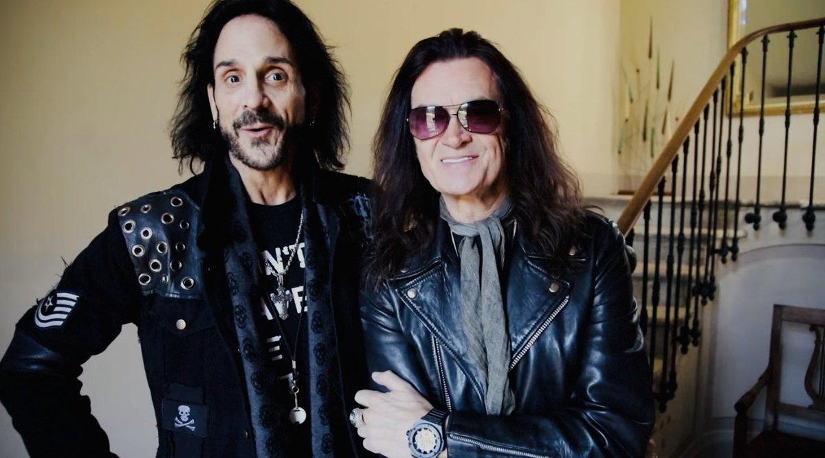 1111everywhere's tweet photo. #RighteousDays #Brotherhood #CreativeTimes @DeenTheDrummer #DeenCastronovo #TeamDeeno @glenn_hughes
🔥🎶🥁🎤🎸🎶🔥
📸 ©️Dead Daisies https://t.co/mGRwYwjfyx