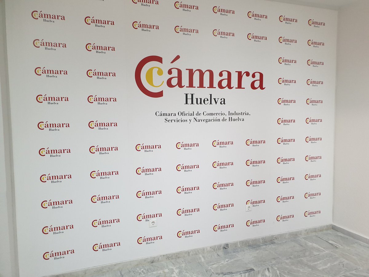 alberwhite's tweet photo. Hoy me encuentro participando en las jornadas de sensibilización en Tic que organiza la Cámara de Comercio para centros comerciales abiertos, tanto en Sevilla como Huelva. Hablamos de #erp #crm #cloud #backup #ciberseguridad #tpv 
La formación es necesaria para la pyme! https://t.co/HwLZIf01b3