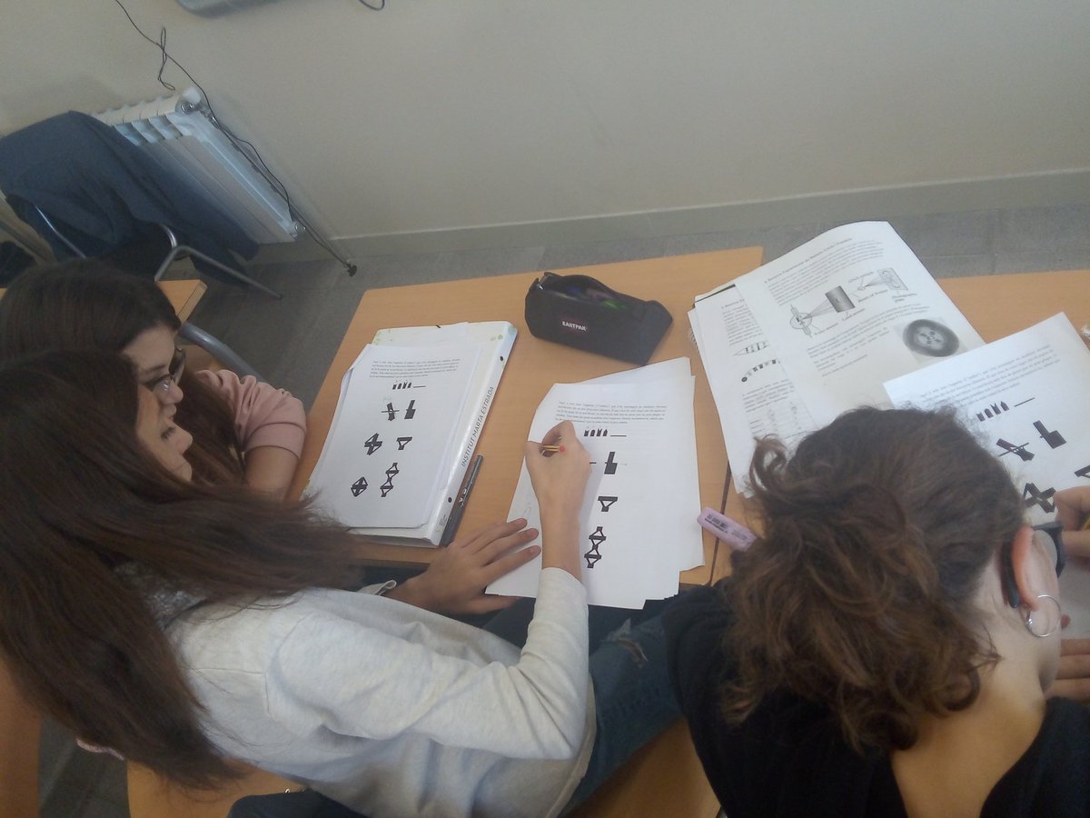 jdomenechca's tweet photo. Avui, a #CrackingtheCode talment Franklin, Wilkins, Watson i Crick, descobrim a partir d'espectres l'estructura de l'ADN. "No, així no tindria aquesta silueta". #RaonamentInductiu #Modelització #ProyectandoBioGeo @InsMartaEstrada https://t.co/Kp0uKjHY5w
