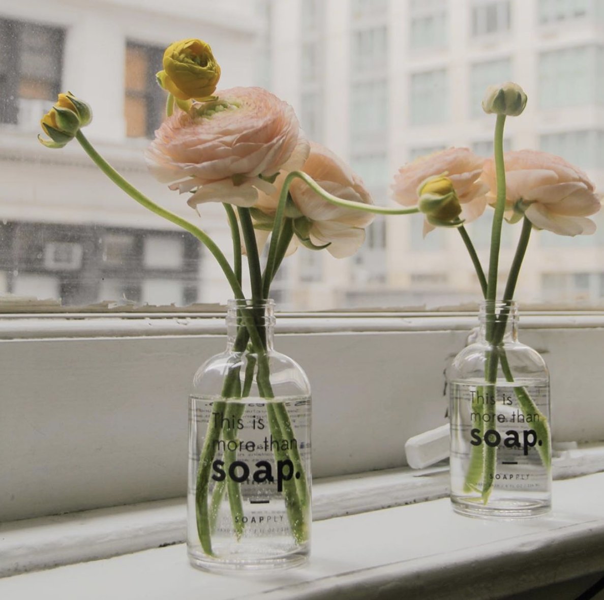 Looking for a last-minute Thanksgiving table topper? Clear away the clutter and make space for a few thoughtful details—set the scene with some upcycled Soapply!⁠⠀